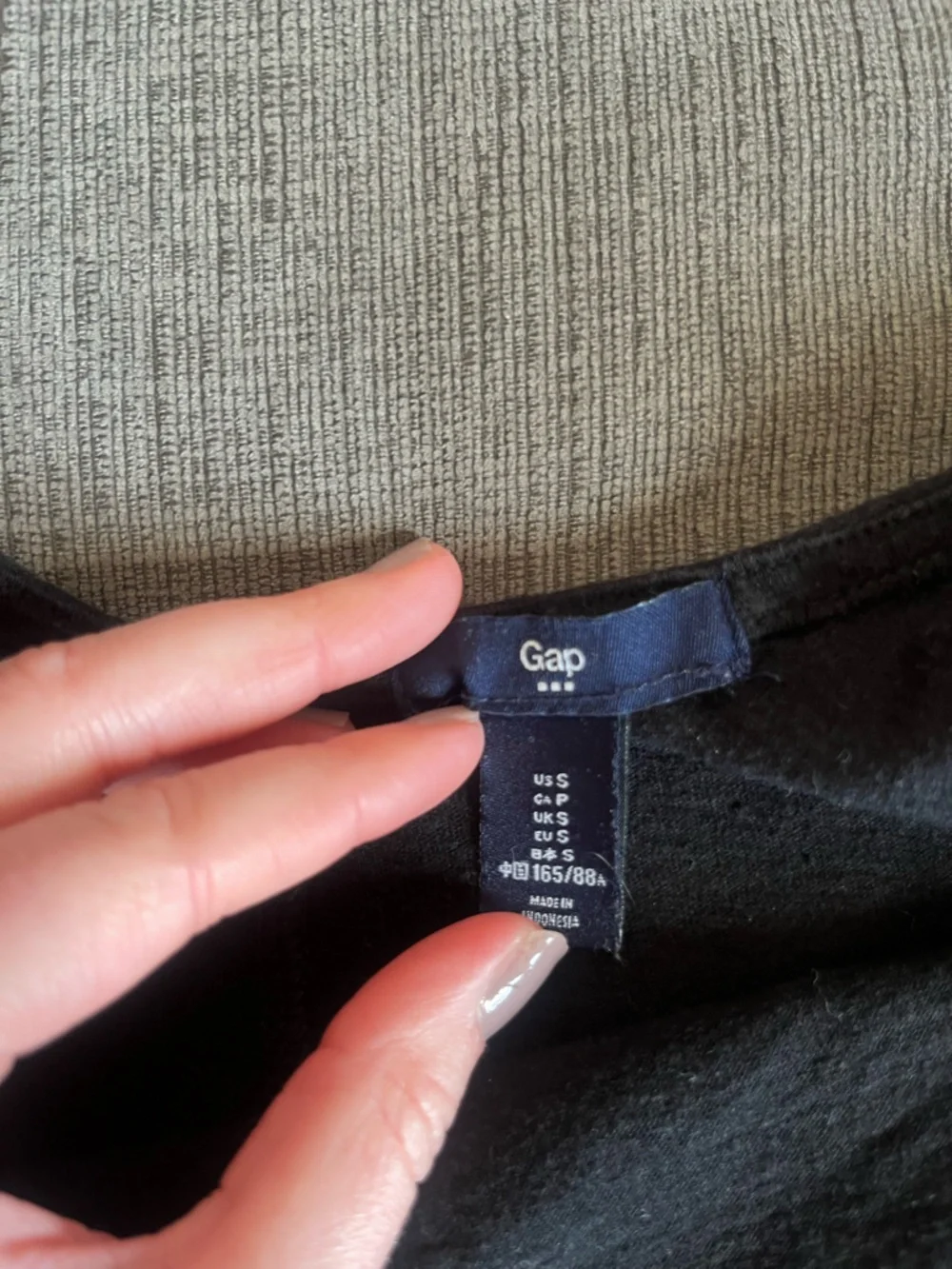GAP Black Scoop Neck Tank Top - Picture 2 of 2